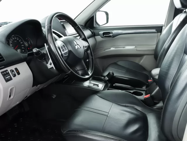 Mitsubishi Pajero Sport 2015
